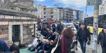 kadikoyde-cami-cemaati-magduriyeti-namazi-sokaklarda-kiliyorlar-WUctidIG.jpg