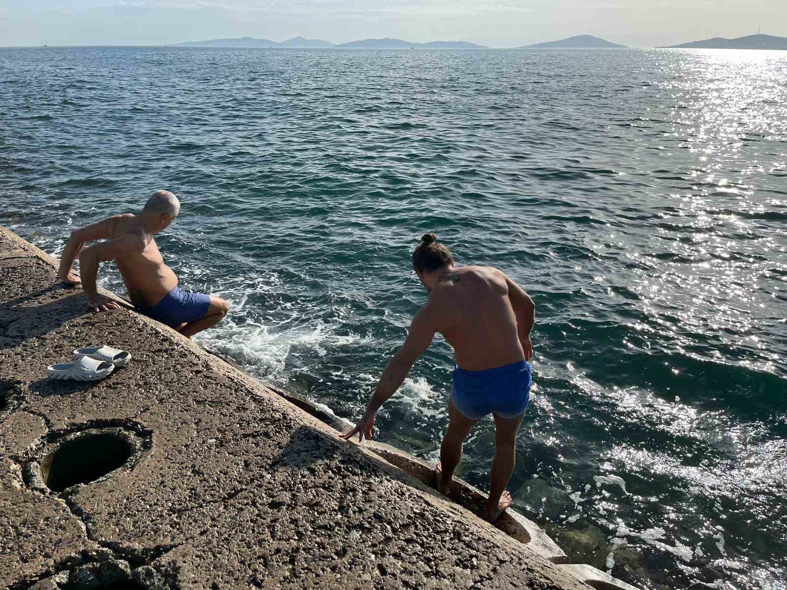 kadikoyde denizdeki dalgalarin carptigi 3 yuzucunun arkadasi konustu arkadaslarimizin amaci denize girmek degildi 1 ER7a428b