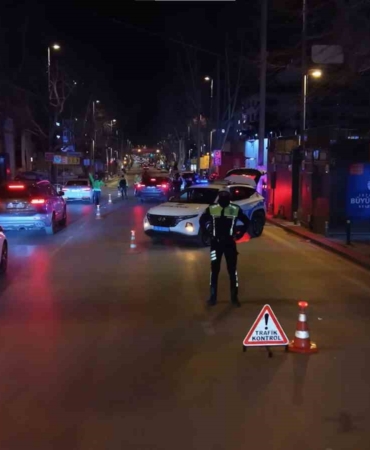 kadikoyde-gece-denetimleri-12-milyon-tl-ceza-159-arac-trafikten-men-YAIb41FN.jpg