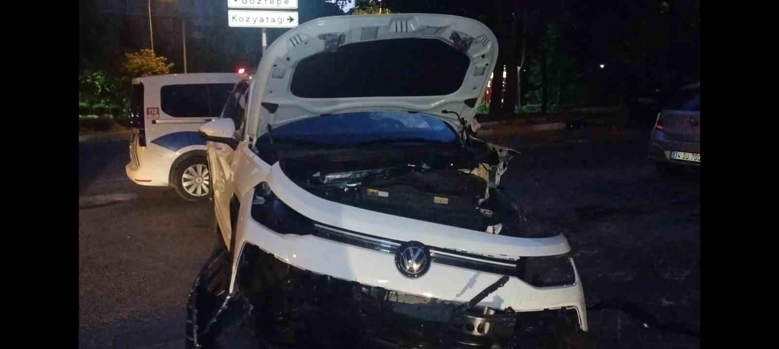 kadikoyde iki otomobil carpisti 2 yarali 0 bmhJQJM5