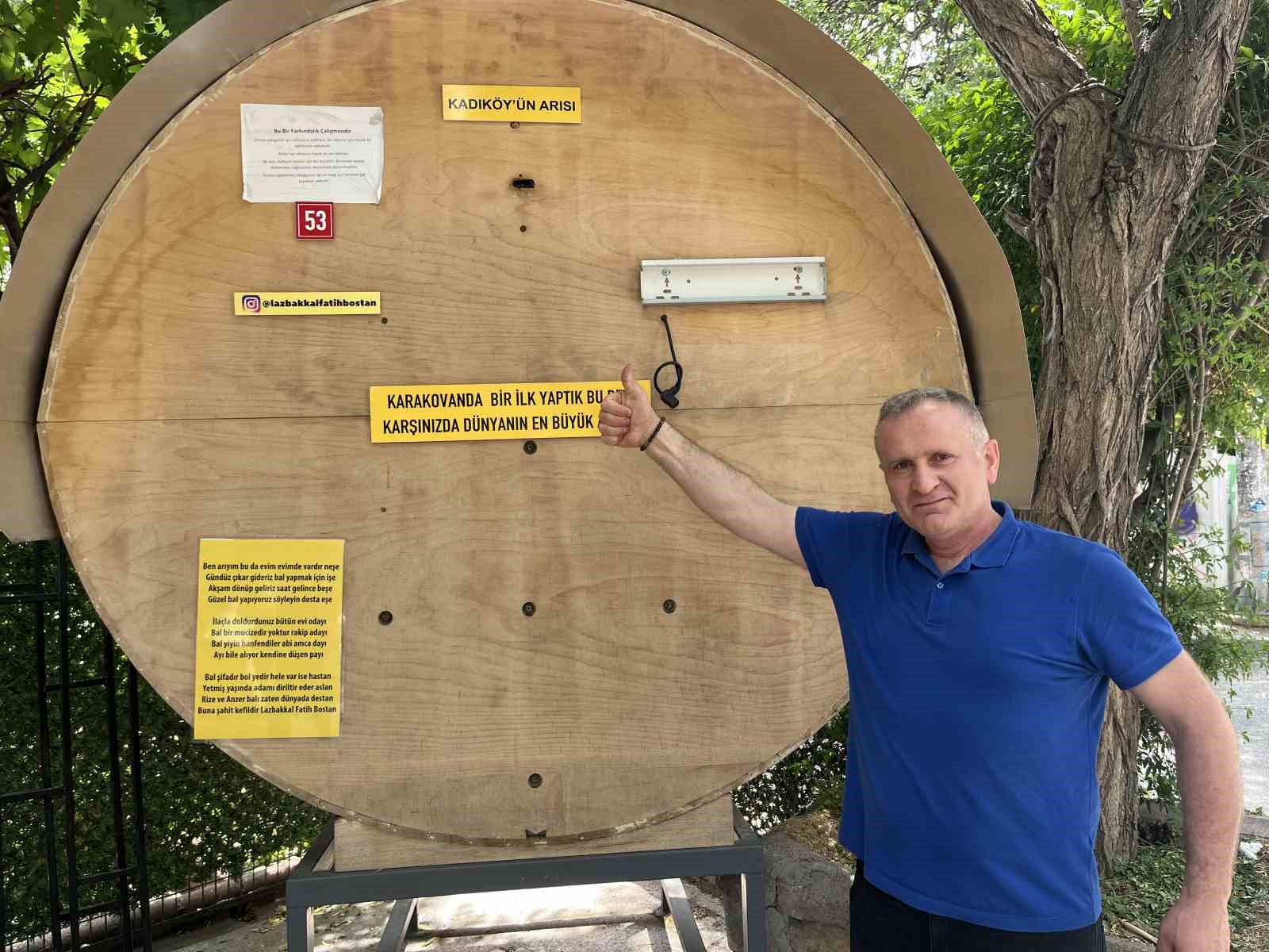 kadikoyde ilginc goruntu bakkalin onunde dev bal kovani 0 HdFh6fSQ