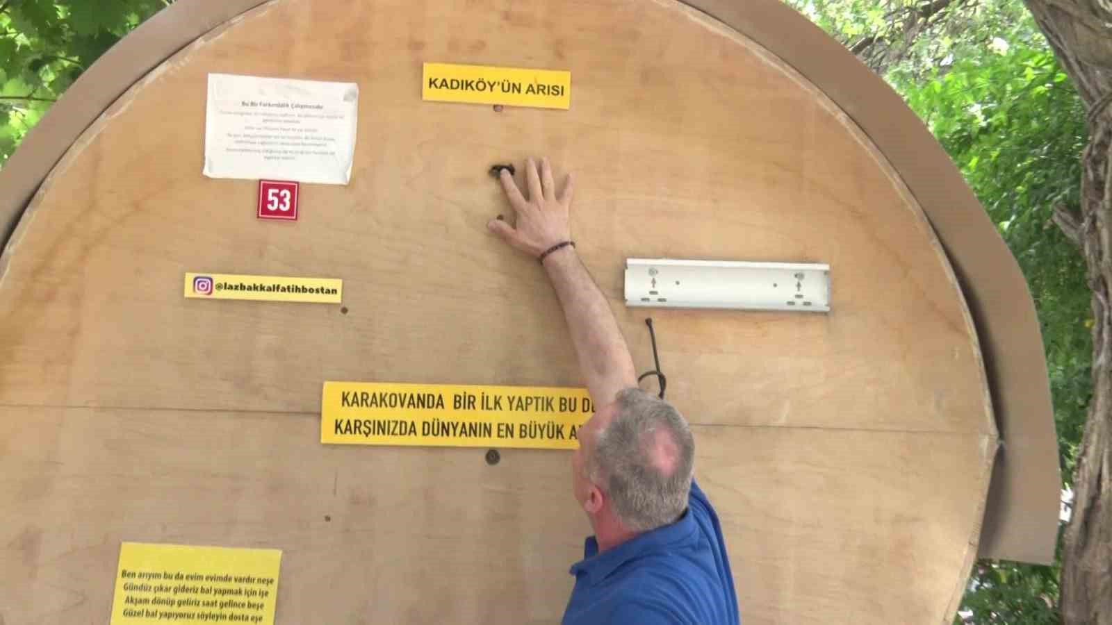 kadikoyde ilginc goruntu bakkalin onunde dev bal kovani 1 g7Ybv2dj