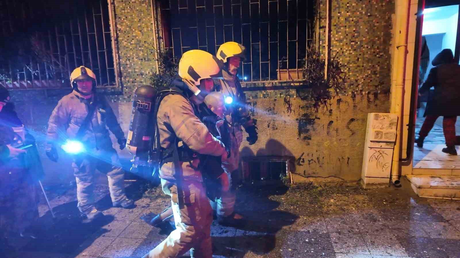 kadikoyde korkutan yangin 1i agir 8 yarali 2 RmIUihRw