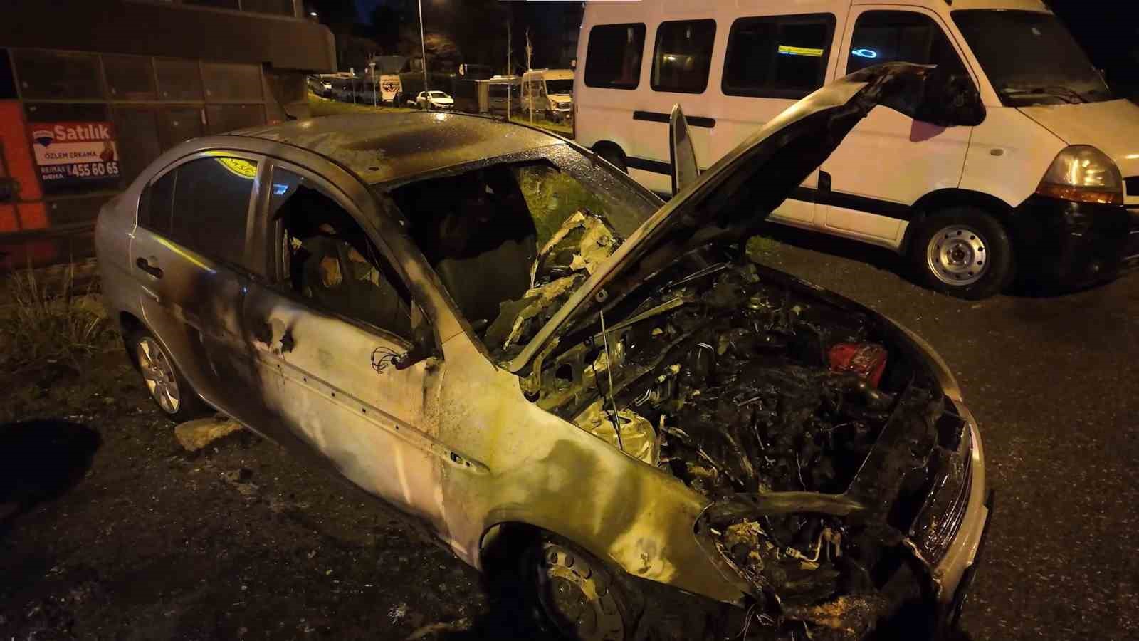kadikoyde korkutan yangin motosiklette basladi otomobile sicradi 1 5RiTDsJi