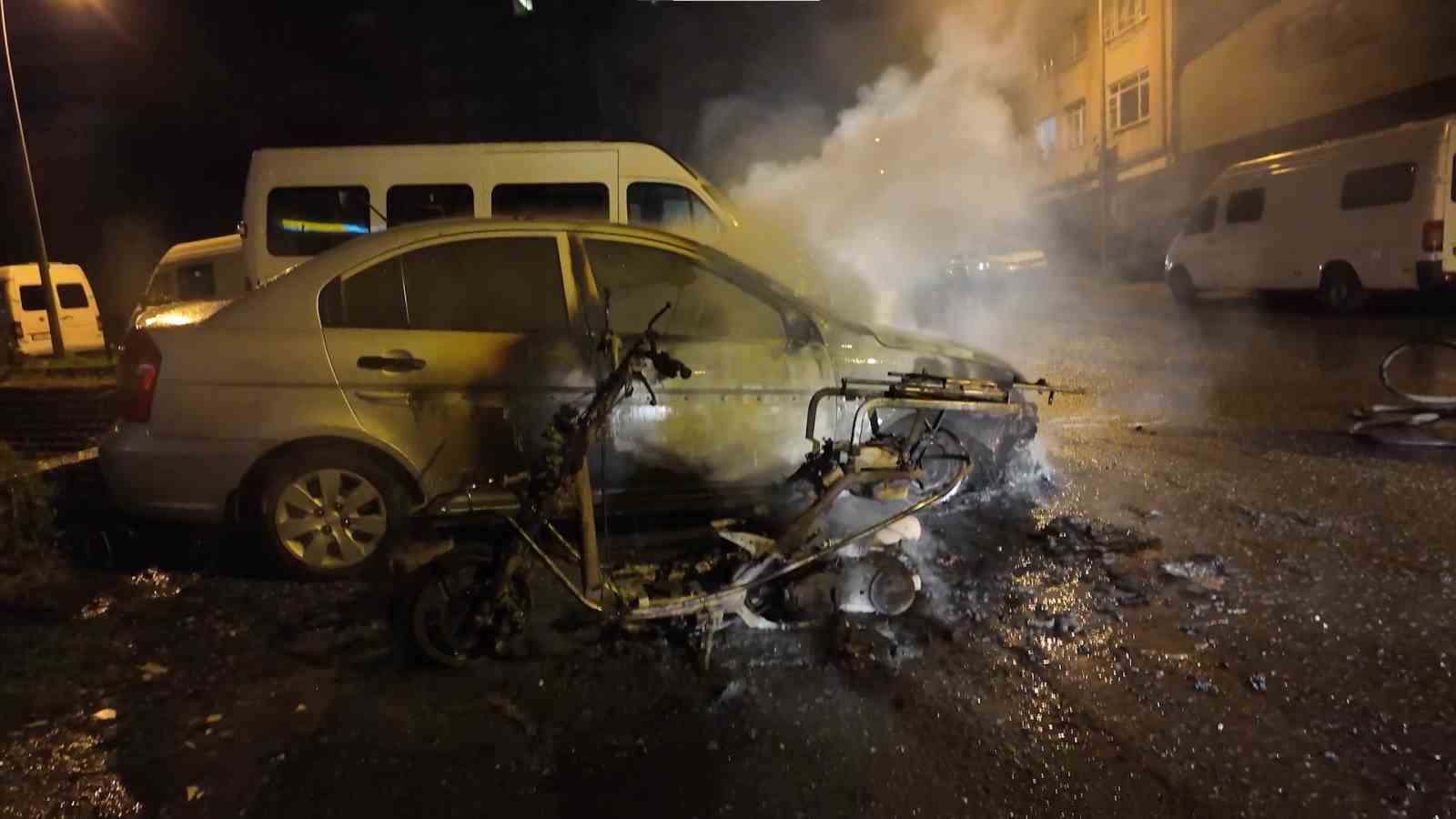 kadikoyde korkutan yangin motosiklette basladi otomobile sicradi 2 qlpFKRLg