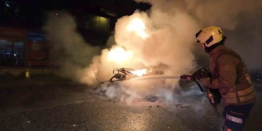 kadikoyde-korkutan-yangin-motosiklette-basladi-otomobile-sicradi-GcLX7kvX.jpg