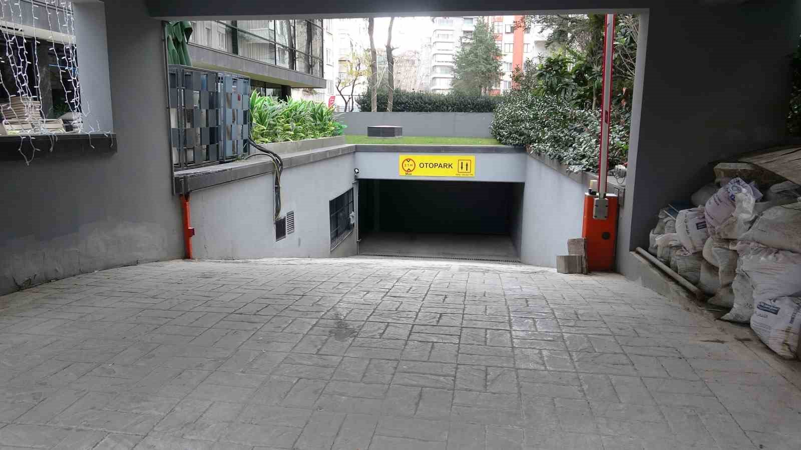 Kadıköy’de lüks oto galerisi boşaltıldı: 11 milyar TL’lik vurgun iddiası 8 kadikoyde luks oto galerisi bosaltildi 11 milyar tllik vurgun iddiasi 4 SyNLR7Vu