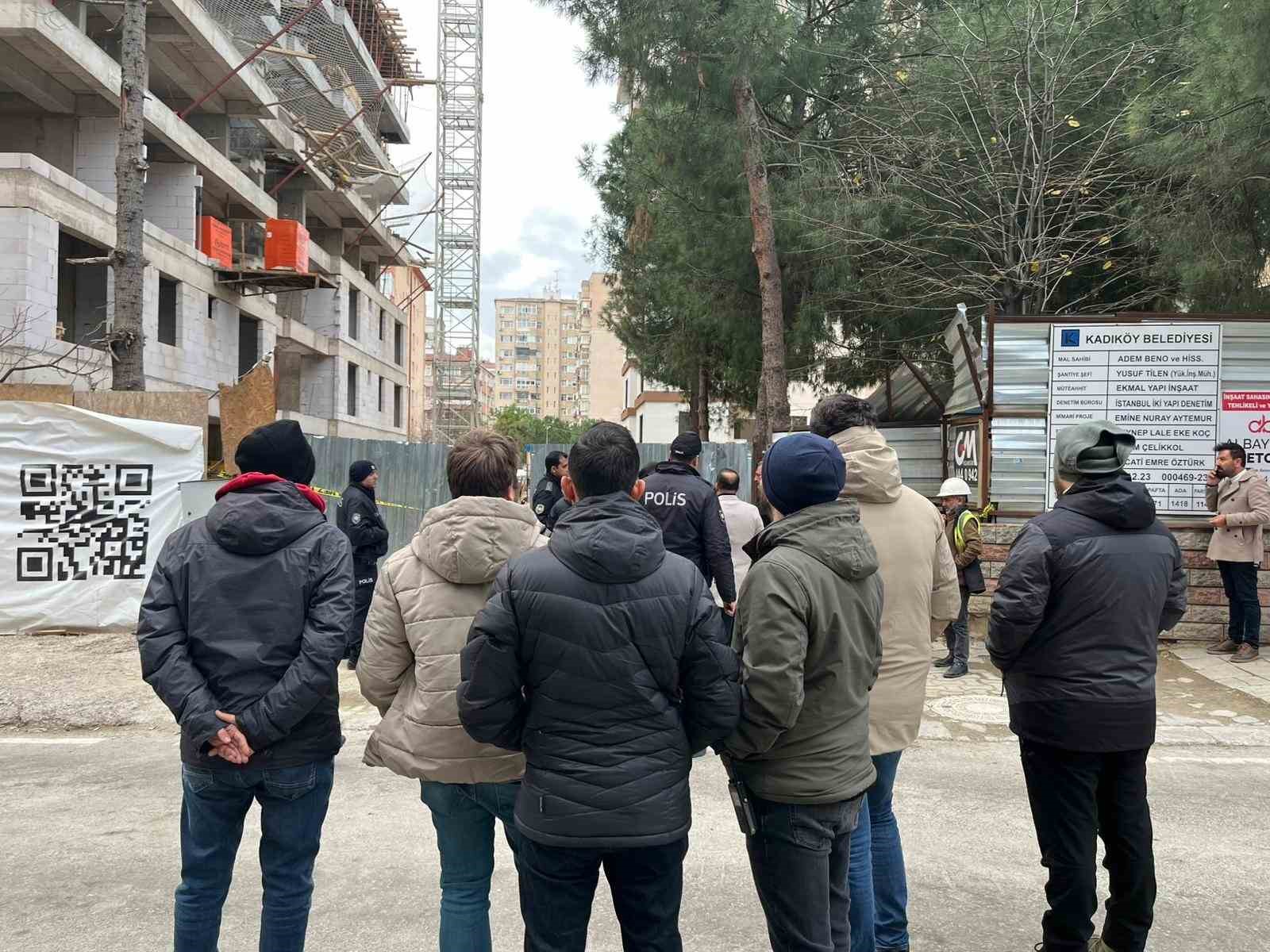 kadikoyde maaslarini alamadiklarini iddia eden insaat iscileri vinc kulesine cikti 0 sVmgnu8H