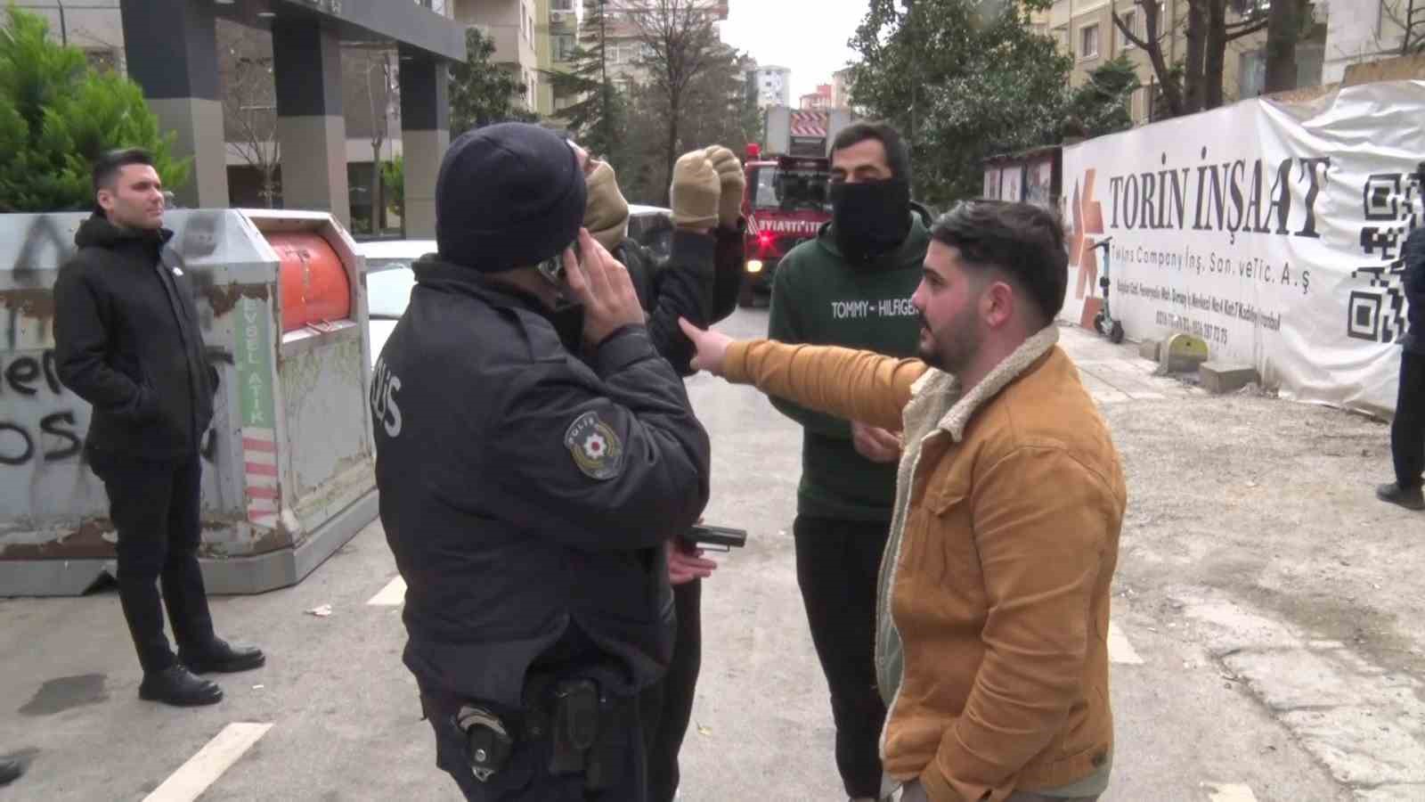 kadikoyde maaslarini alamadiklarini iddia eden insaat iscileri vinc kulesine cikti 2 kMSszZuM