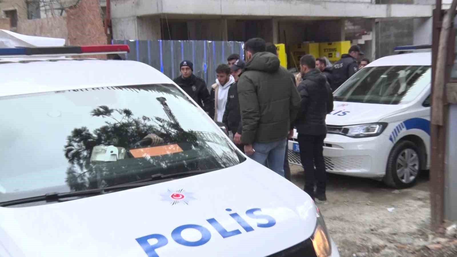 kadikoyde maaslarini alamadiklarini iddia eden insaat iscileri vinc kulesine cikti 5 6e8hccH7