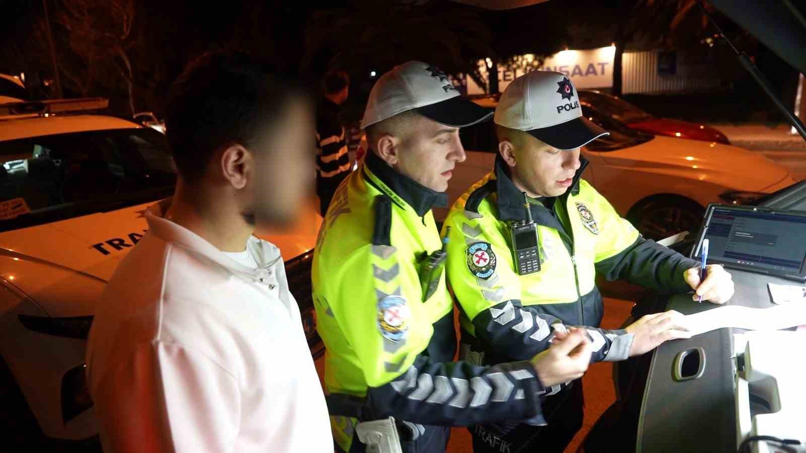 kadikoyde makas atan surucu 90 bin lirasinda degilim ama arabami baglama 1