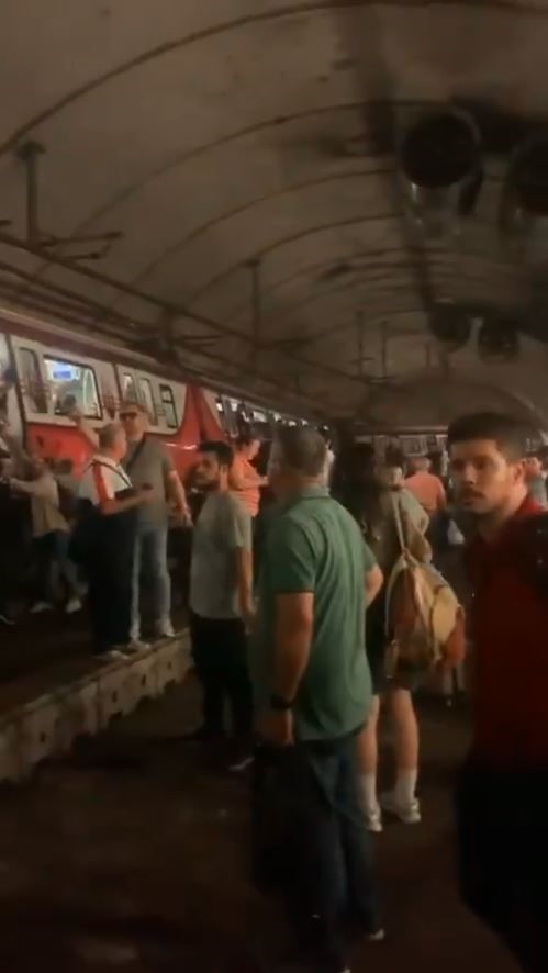 Kadıköy’de metro raydan çıktı, yolcular raylardan yürüyerek tahliye edildi 4 kadikoyde metro raydan cikti yolcular raylardan yuruyerek tahliye edildi 0 vcIPjZIn