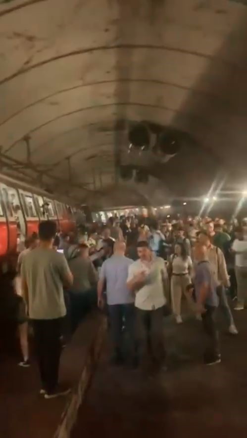 Kadıköy’de metro raydan çıktı, yolcular raylardan yürüyerek tahliye edildi 5 kadikoyde metro raydan cikti yolcular raylardan yuruyerek tahliye edildi 1 MsllaQPS