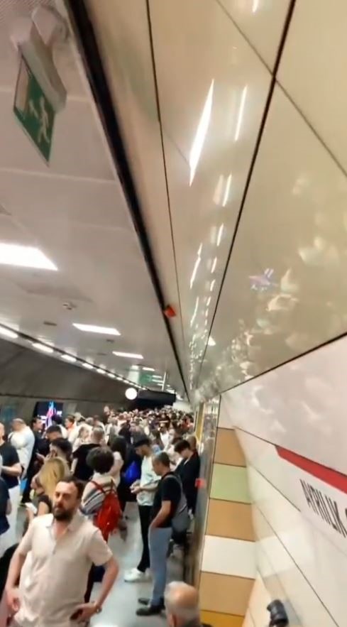 Kadıköy’de metro raydan çıktı, yolcular raylardan yürüyerek tahliye edildi 6 kadikoyde metro raydan cikti yolcular raylardan yuruyerek tahliye edildi 2 yLevfGYp