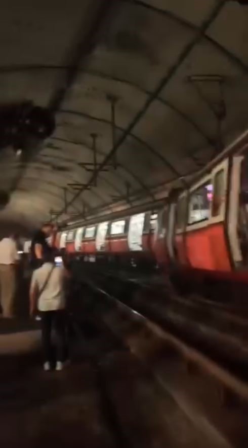 Kadıköy’de metro raydan çıktı, yolcular raylardan yürüyerek tahliye edildi 8 kadikoyde metro raydan cikti yolcular raylardan yuruyerek tahliye edildi 4 m58llC6T