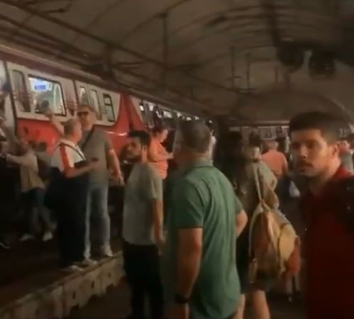 kadikoyde-metro-raydan-cikti-yolcular-raylardan-yuruyerek-tahliye-edildi-tBMd11Q5.jpg
