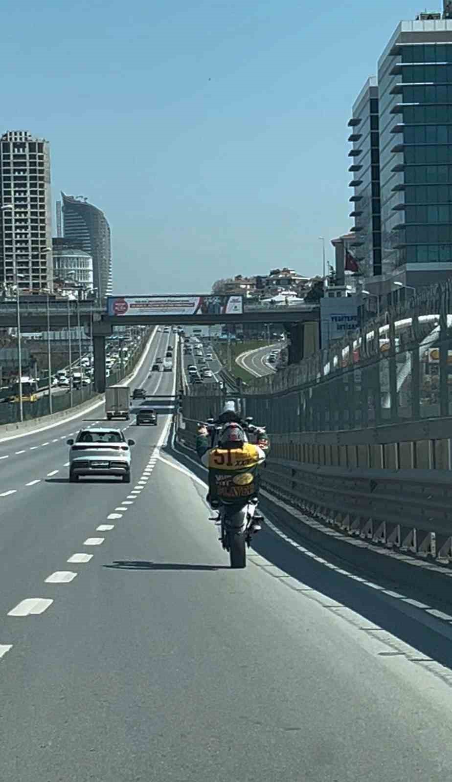 kadikoyde plakasiz motosikletin tehlikeli yolculugu kamerada 1 zKg3v56t
