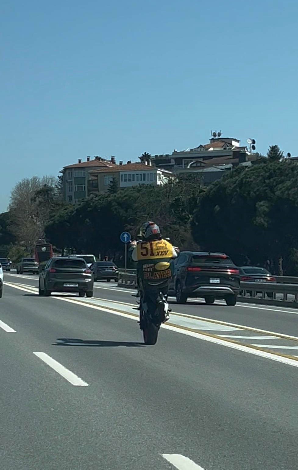 kadikoyde plakasiz motosikletin tehlikeli yolculugu kamerada 2 6WHvTf89