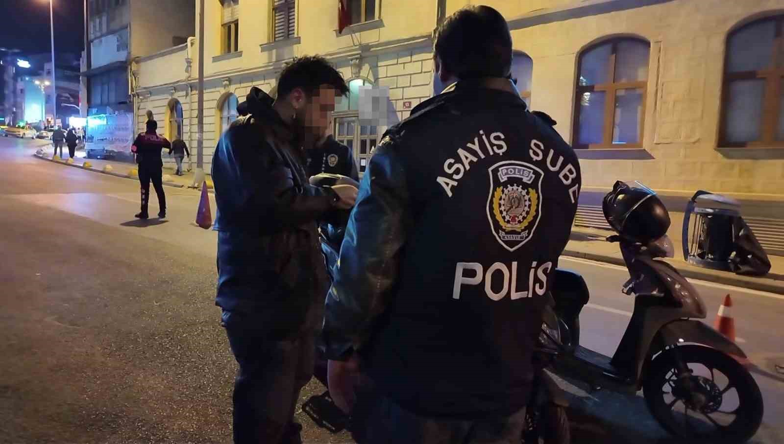 Kadıköy’de polis ekipleri asayiş uygulaması gerçekleştirdi 5 kadikoyde polis ekipleri asayis uygulamasi gerceklestirdi 1 wtbCujtX