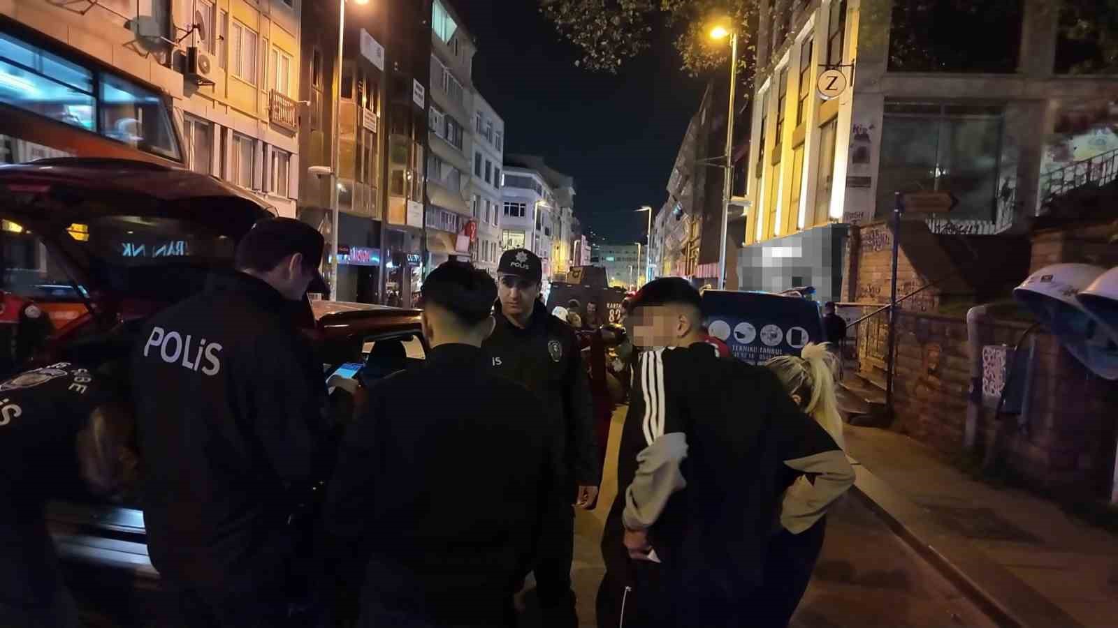 Kadıköy’de polis ekipleri asayiş uygulaması gerçekleştirdi 8 kadikoyde polis ekipleri asayis uygulamasi gerceklestirdi 4 tLZ3kyt1