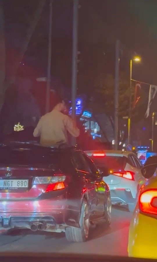kadikoyde sunrooftan cikan genc uzerine cikalim diye yapmislar 1 imtvervH