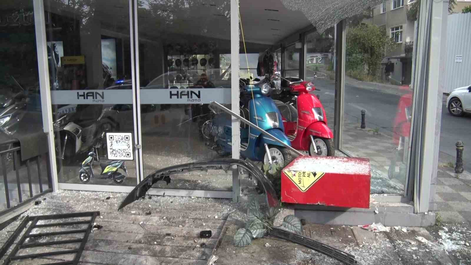 Kadıköy’de sürücü galeriye daldı 5 kadikoyde surucu galeriye daldi 1 I8NB5hXt