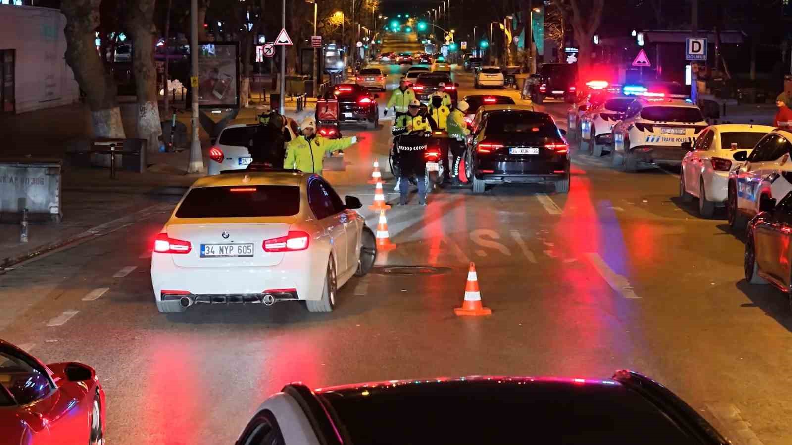 kadikoyde trafik ve asayis denetimi 2 milyon ceza 80 arac trafikten men 0 rQXaPCNF