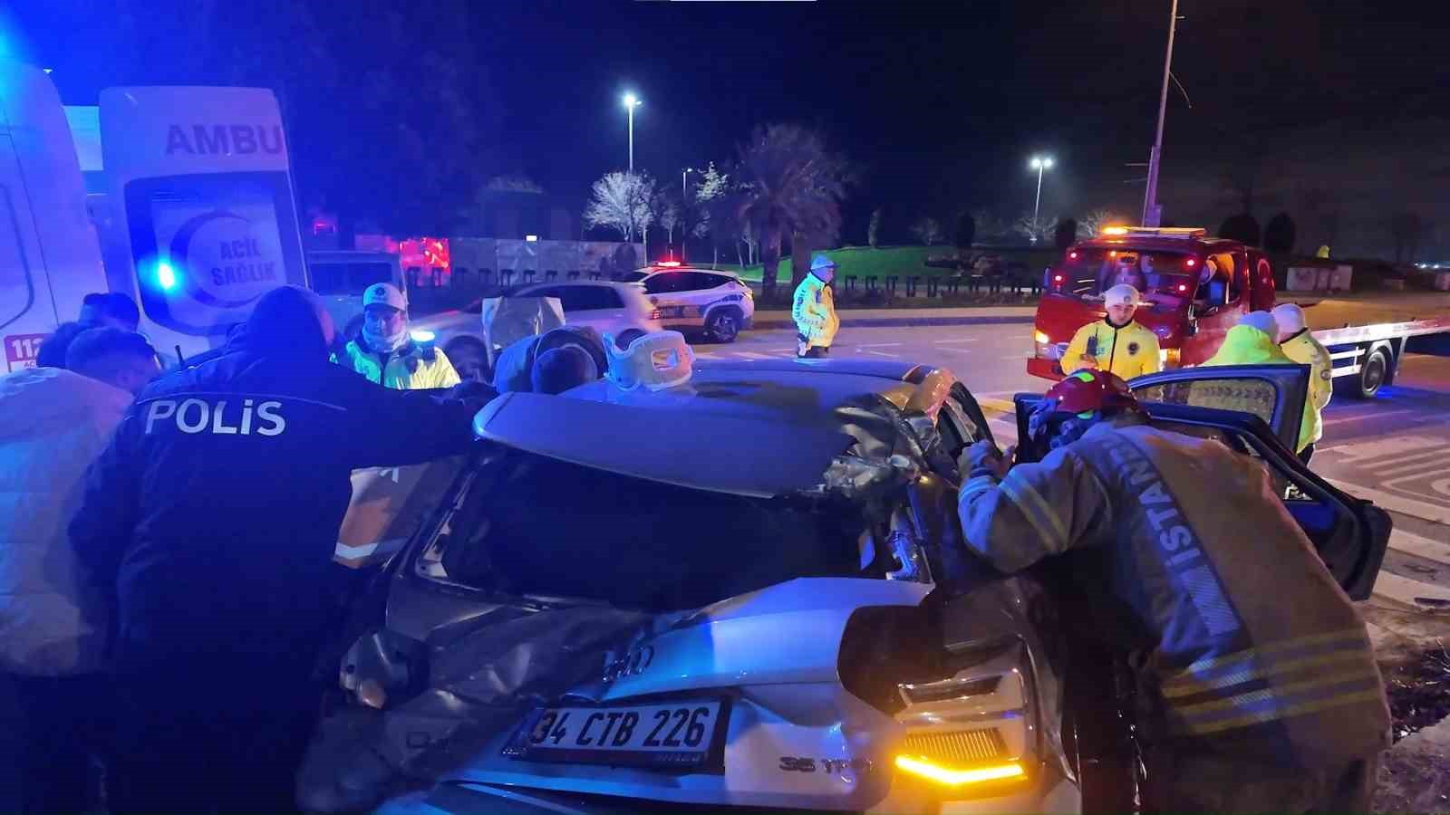 kadikoyde viraji alamayan surucu takla atip elektrik diregini devirdi 0 TfKTVFKh