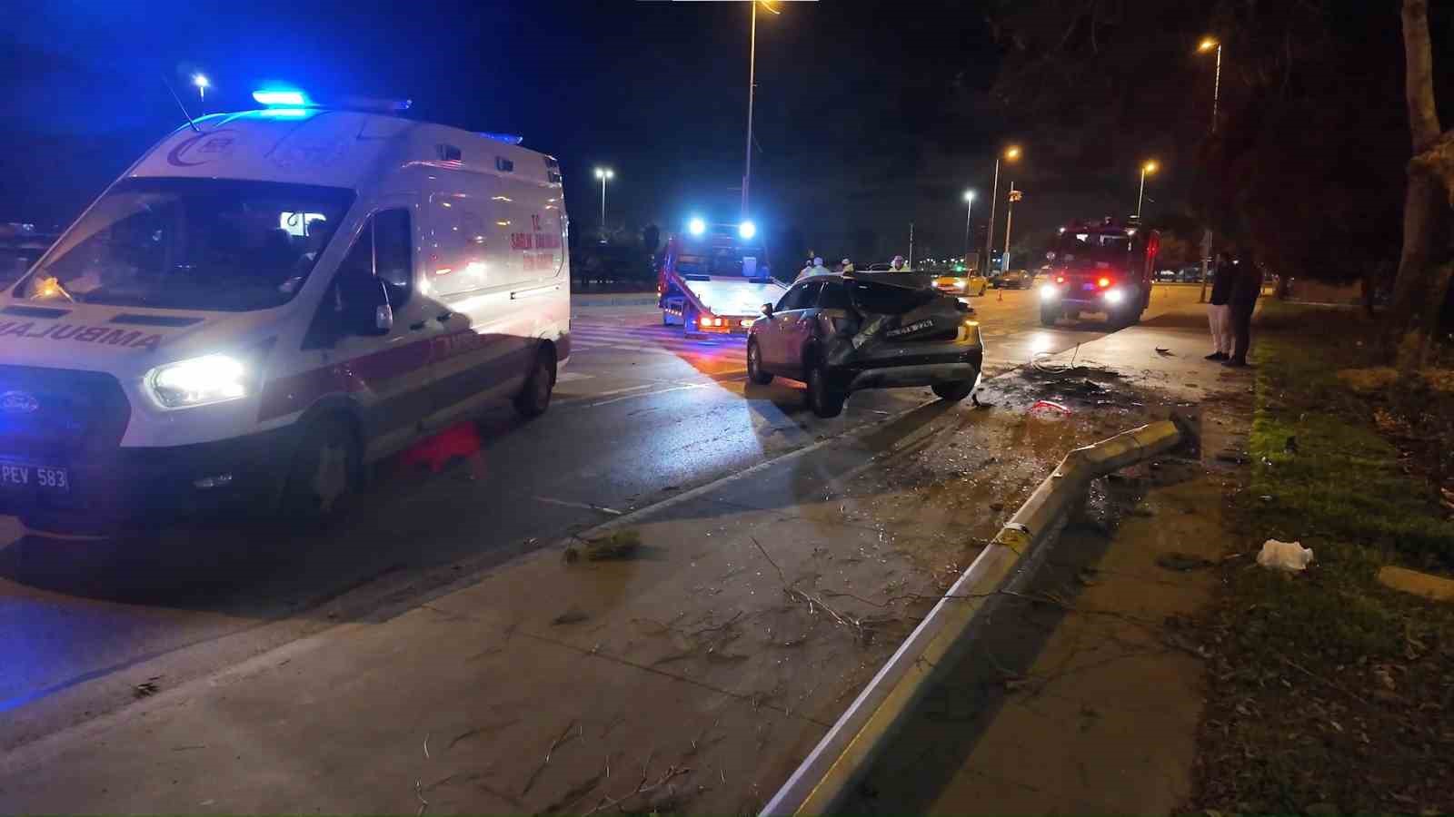 kadikoyde viraji alamayan surucu takla atip elektrik diregini devirdi 2 fLKswndZ