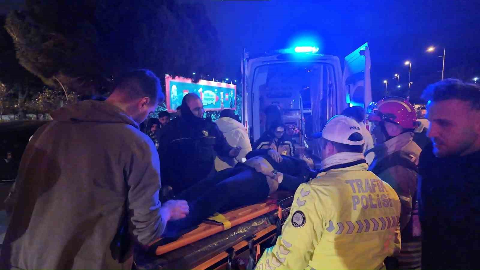 kadikoyde viraji alamayan surucu takla atip elektrik diregini devirdi 3 nmMsQMjX