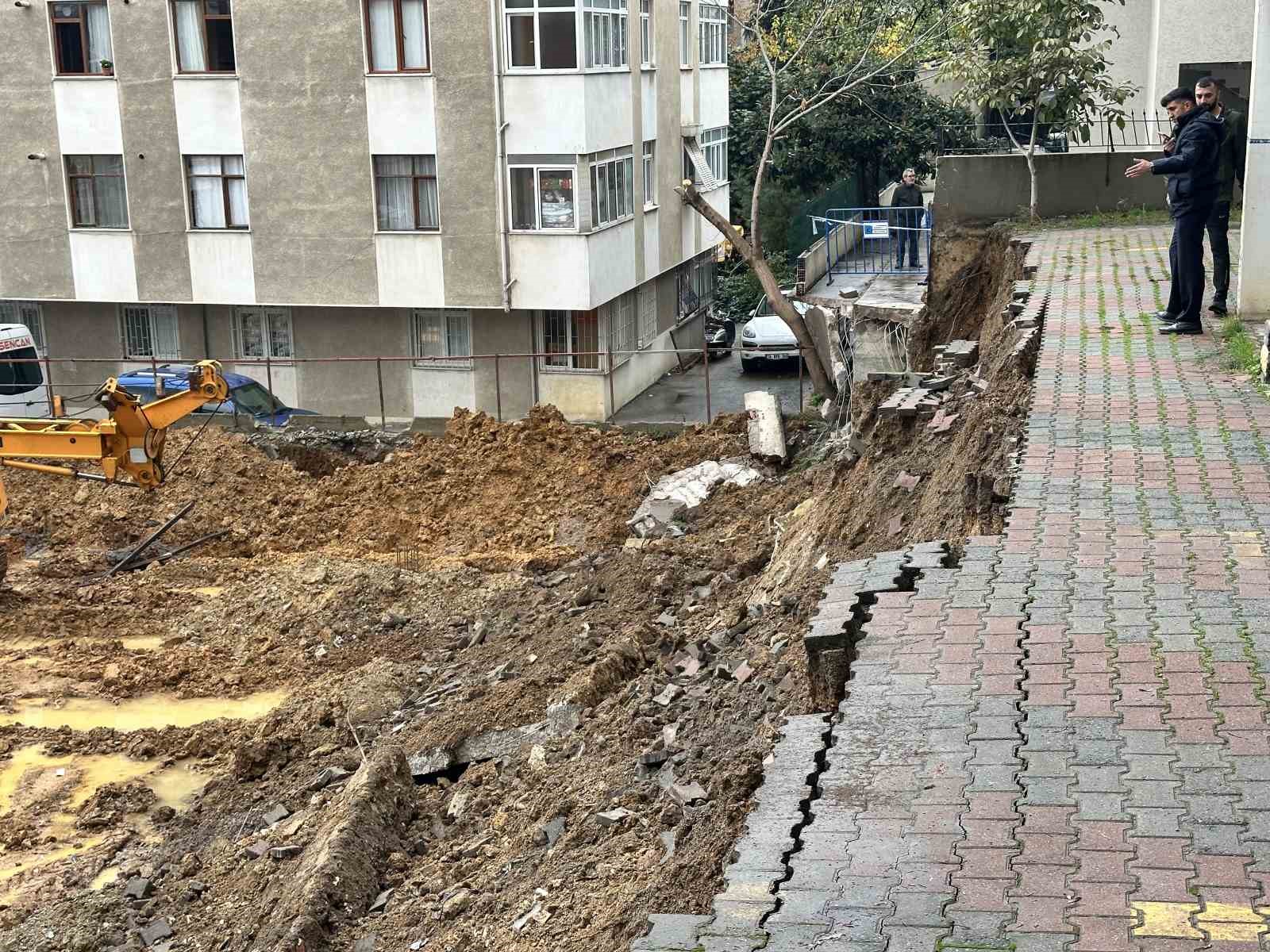 kadikoyde yagislara dayanamayan istinat duvari coktu 0 eqlVGNWt