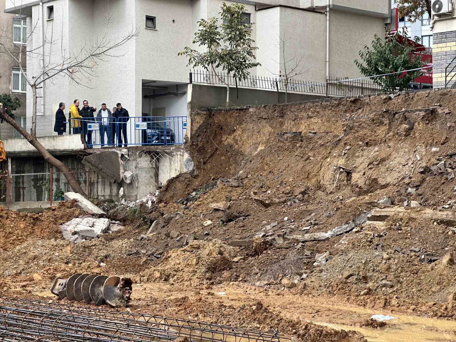kadikoyde yagislara dayanamayan istinat duvari coktu 1 JlYWkiwO
