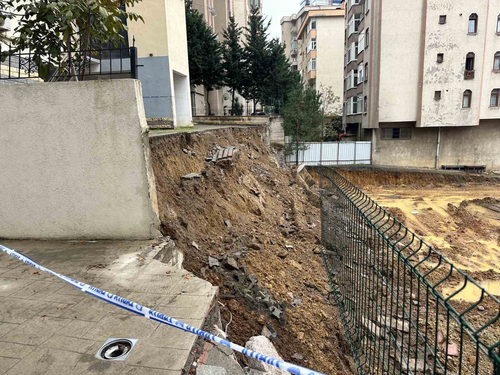 kadikoyde yagislara dayanamayan istinat duvari coktu 3 XyijkswT