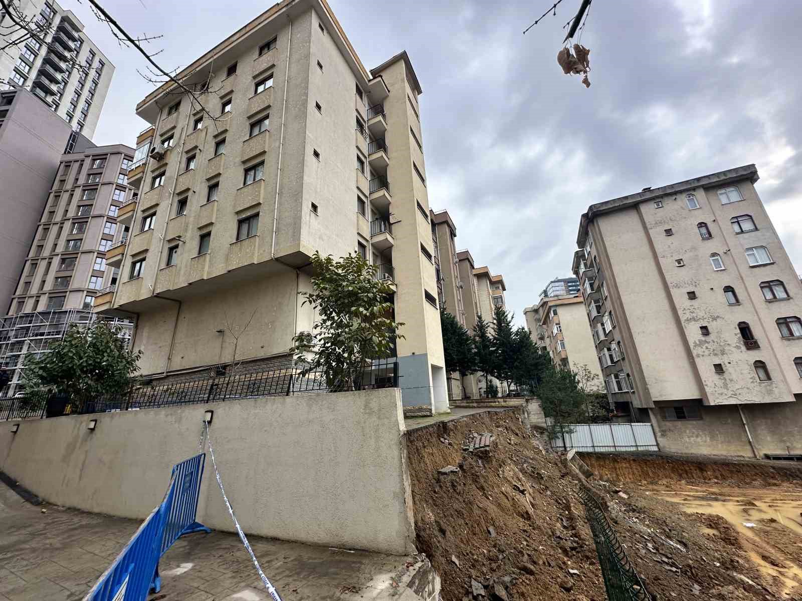 kadikoyde yagislara dayanamayan istinat duvari coktu 4 ayCGvdpS