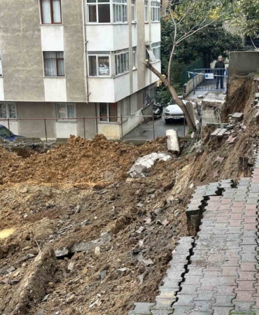 kadikoyde-yagislara-dayanamayan-istinat-duvari-coktu-c6sGIcIv.jpg