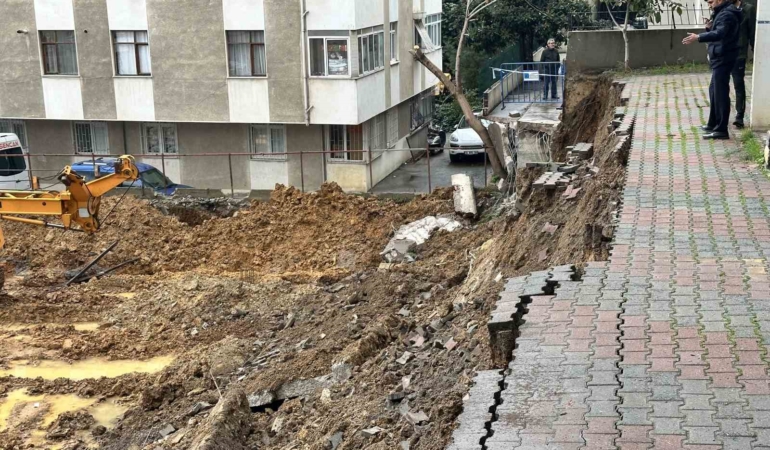 kadikoyde-yagislara-dayanamayan-istinat-duvari-coktu-c6sGIcIv.jpg