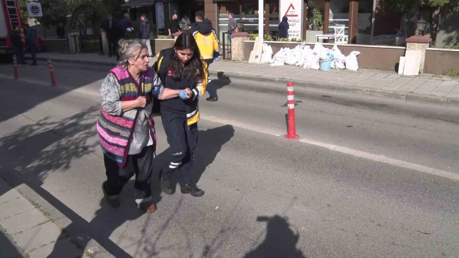 kadikoyde yangin panigi yasli kadin dumandan etkilendi 2 WsnH31A2
