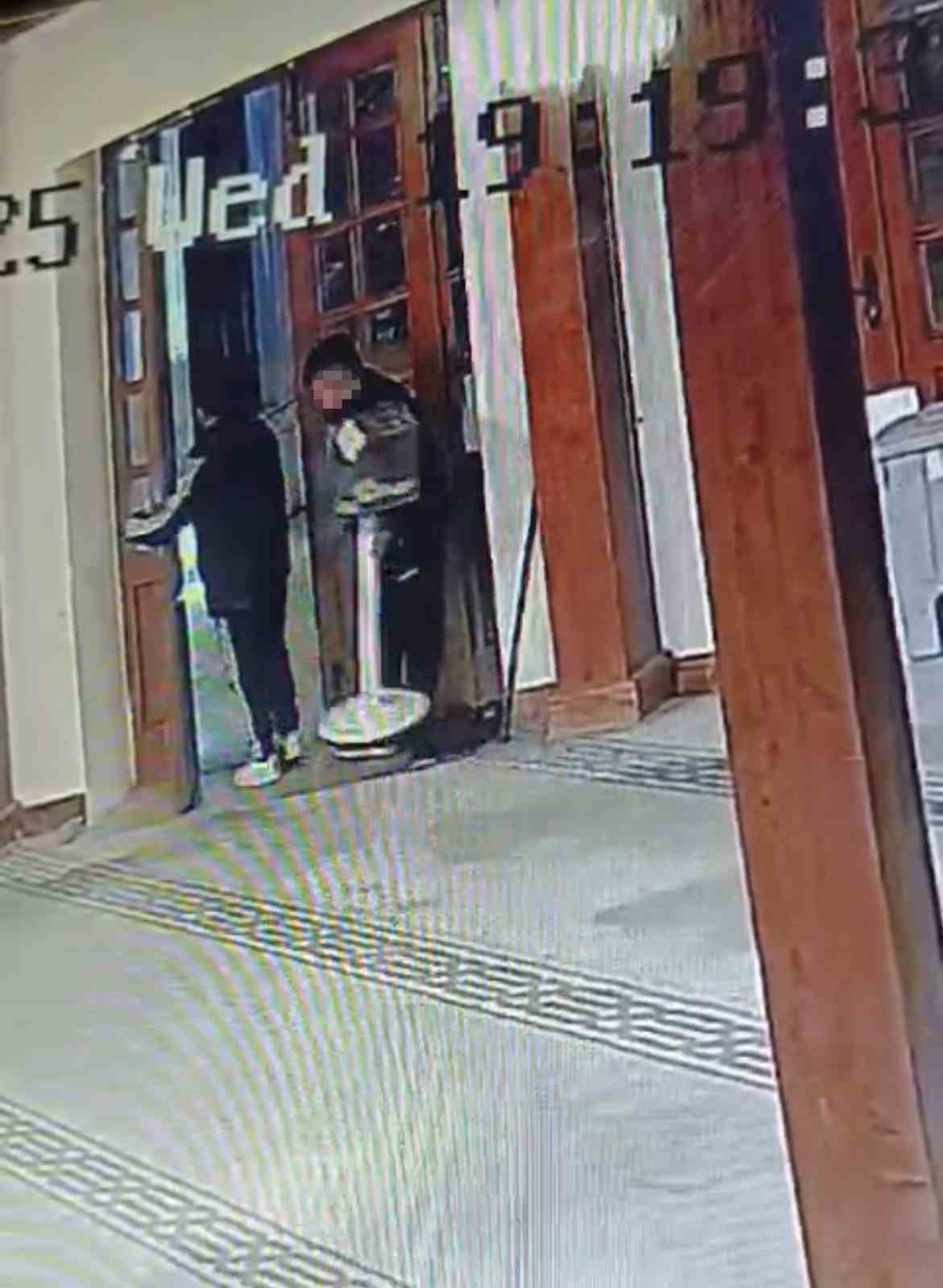 kadikoyde yardim kutusu hirsizligi once gozetlediler sonra caldilar 1 UOgB1zqg
