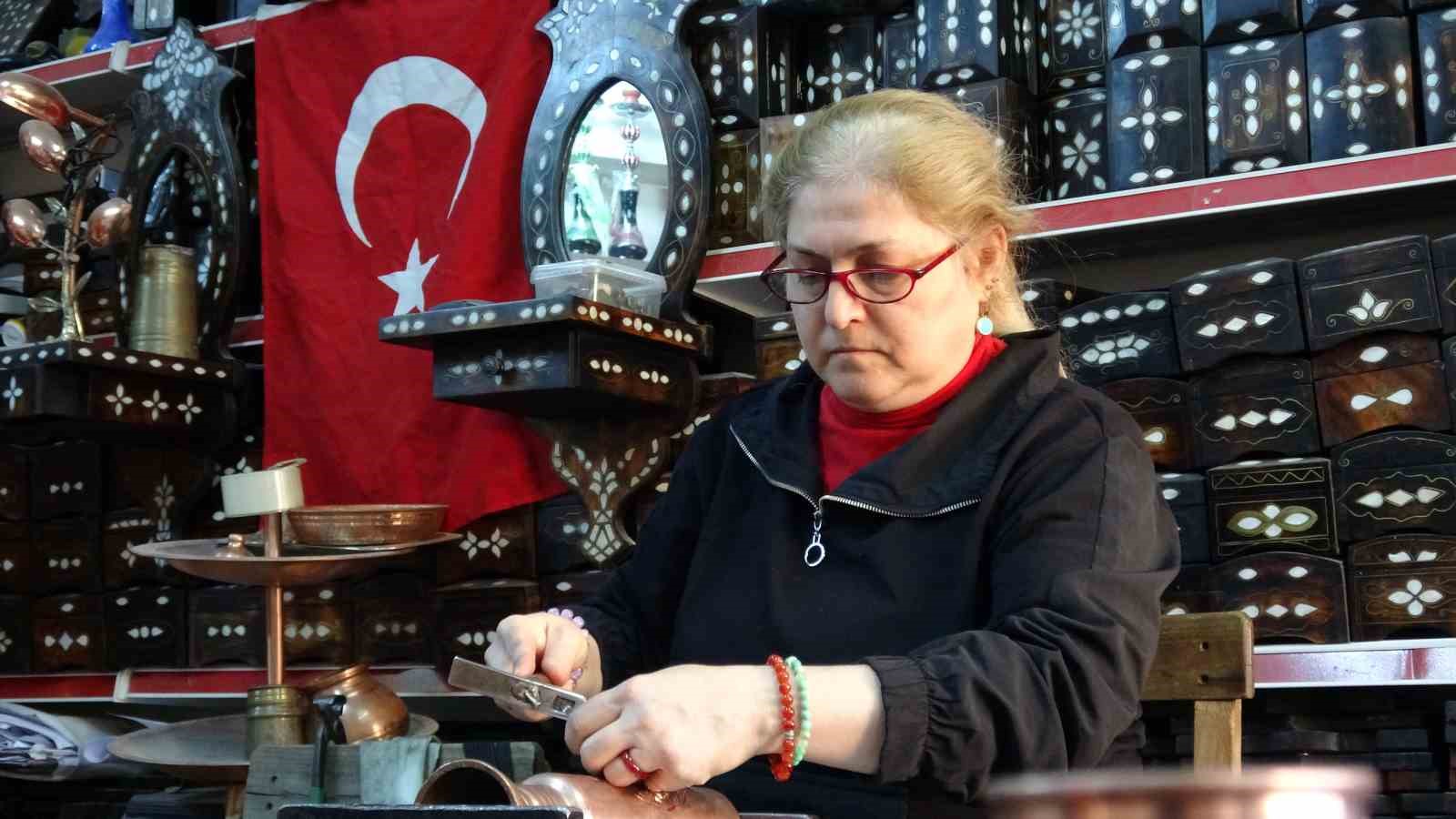 kadin bakir ustasi erkeklere tas cikartiyor 0 sbIIFJDS