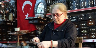 kadin-bakir-ustasi-erkeklere-tas-cikartiyor-Ipr1L6XD.jpg