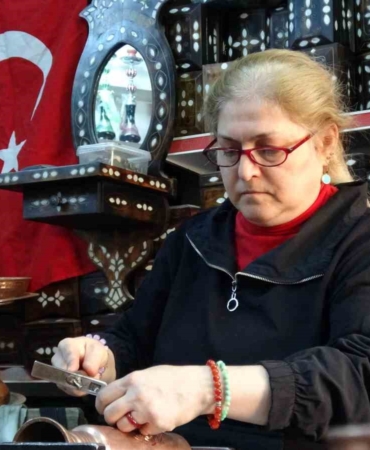 kadin-bakir-ustasi-erkeklere-tas-cikartiyor-Ipr1L6XD.jpg