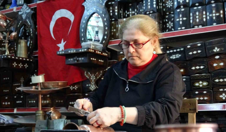 kadin-bakir-ustasi-erkeklere-tas-cikartiyor-Ipr1L6XD.jpg
