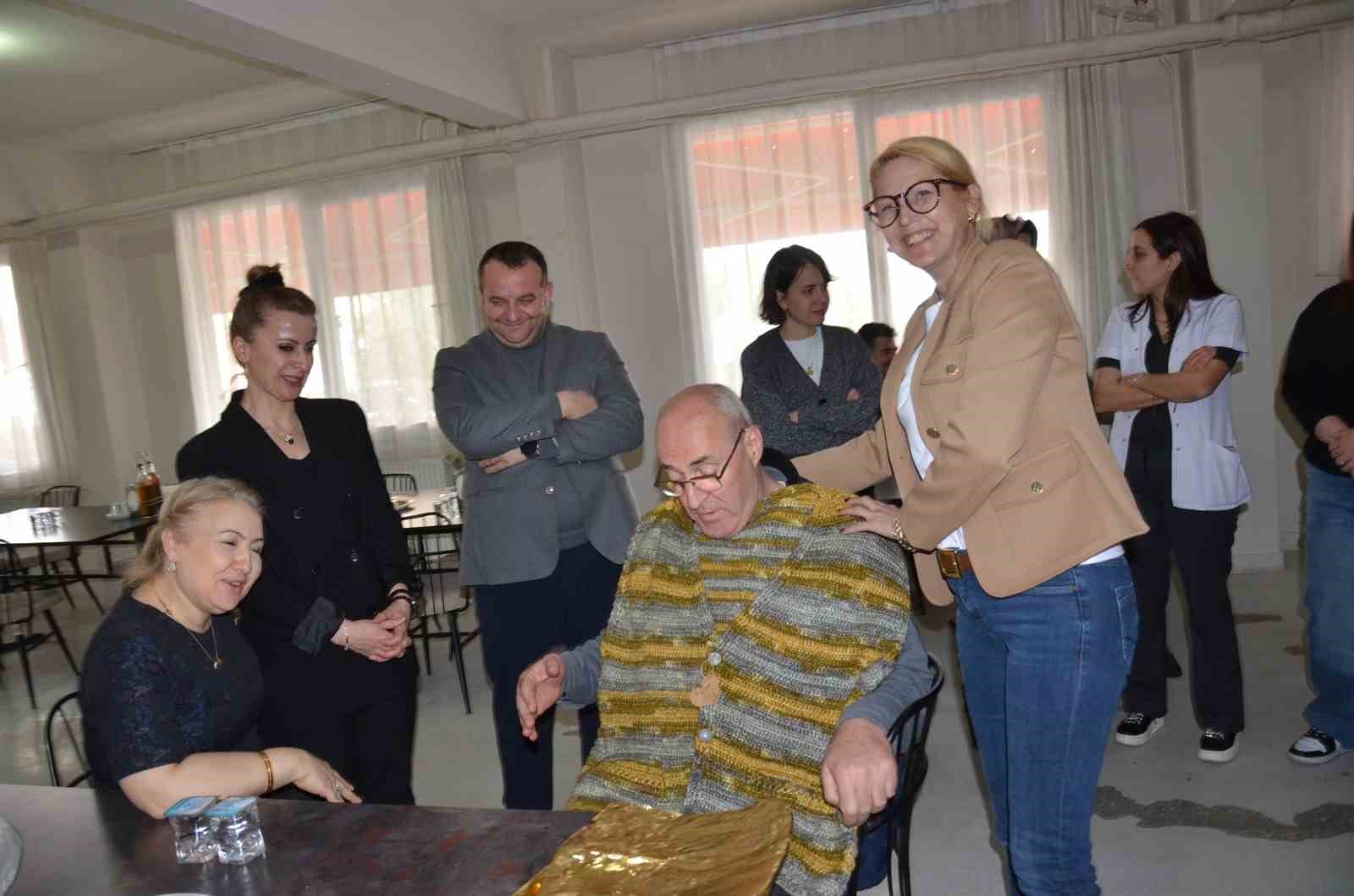 kadin doktorlardan yaslilara sicacik dokunus 0 83py2HVr