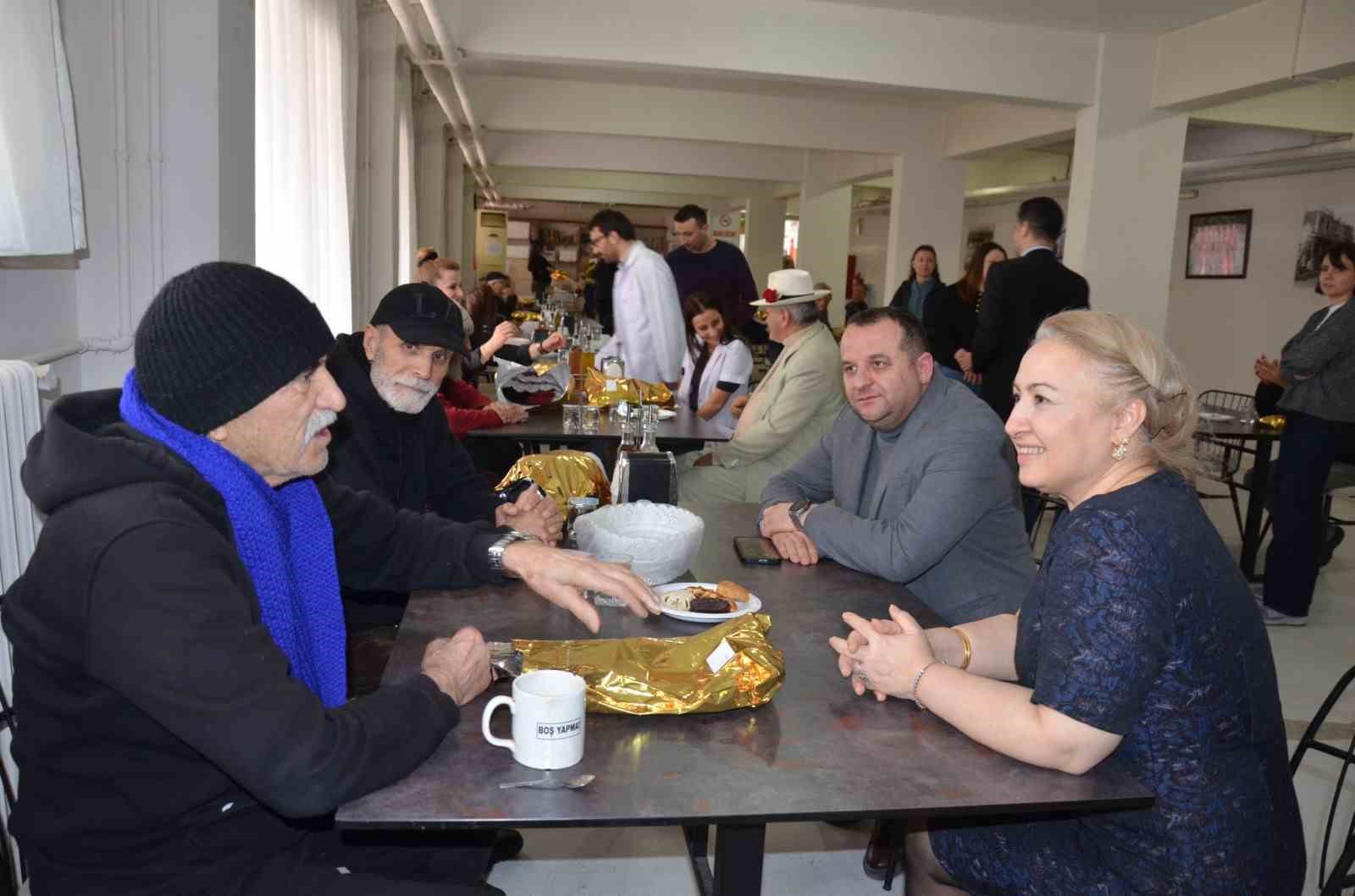 kadin doktorlardan yaslilara sicacik dokunus 3 lyweFKpe