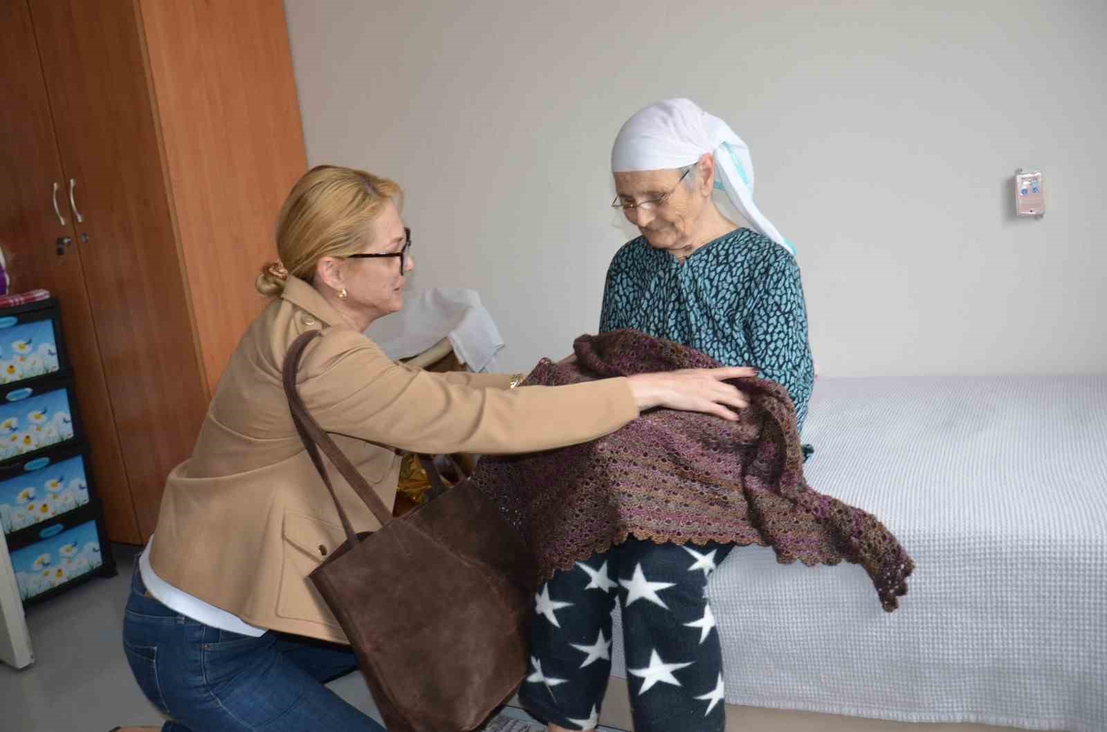 kadin doktorlardan yaslilara sicacik dokunus 6 NFV74UPP