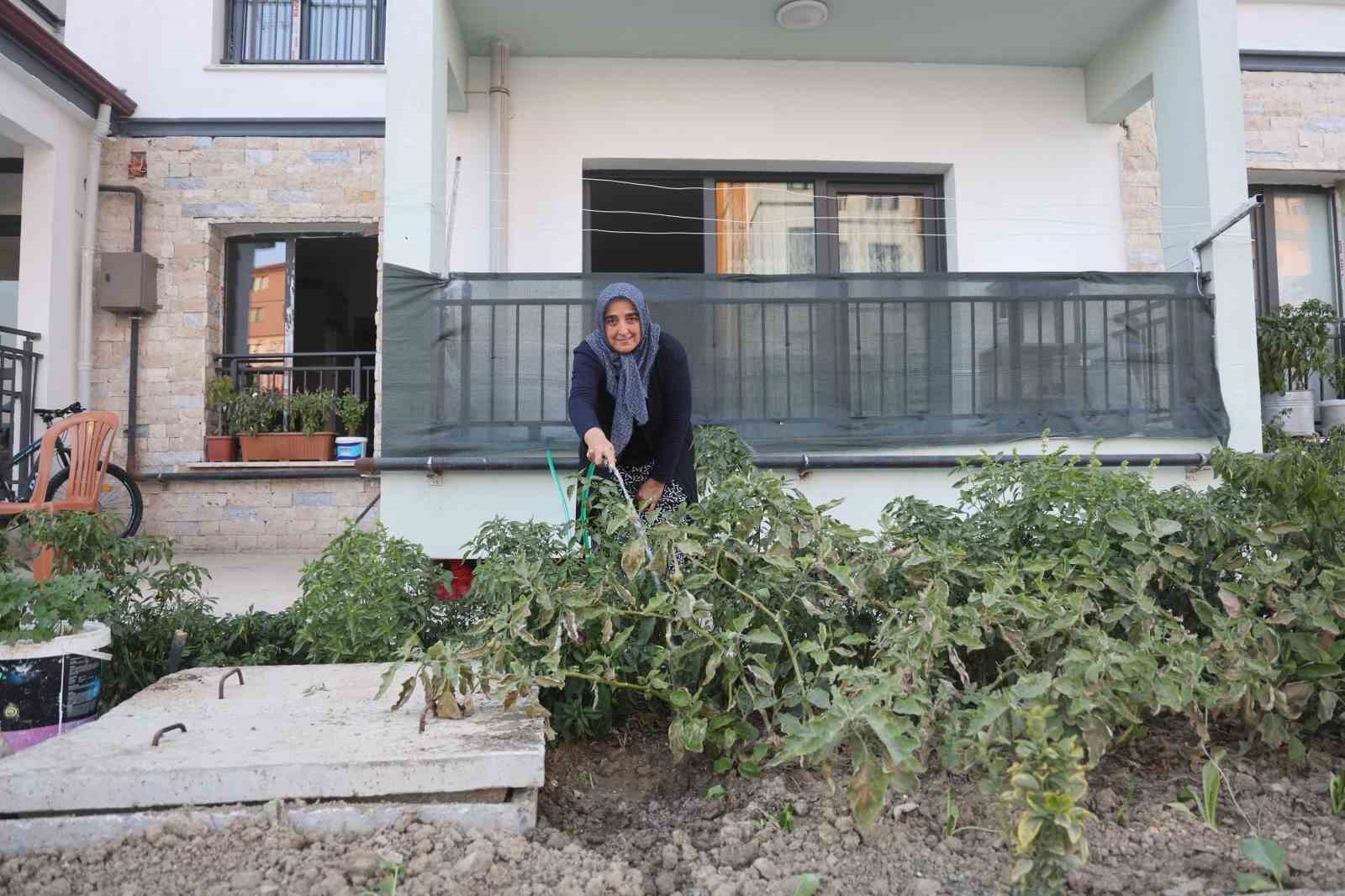 kadin eli degen her yer guzellesir sozu gercek oldu depremzede kadin yeni yuvasinin bahcesini HBUyIPar