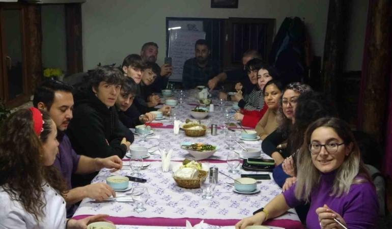 kadin-emegi-sinirlari-asti-avrupadan-tunceliye-zembul-bulusmasi-RmvTEKCR.jpg