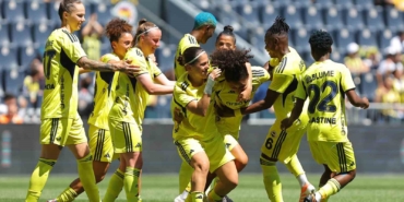 kadin-futbol-super-liginde-sampiyon-olan-fenerbahce-unyeyi-8-0-yendi-4wLkgRw1.jpg