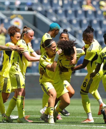 kadin-futbol-super-liginde-sampiyon-olan-fenerbahce-unyeyi-8-0-yendi-4wLkgRw1.jpg