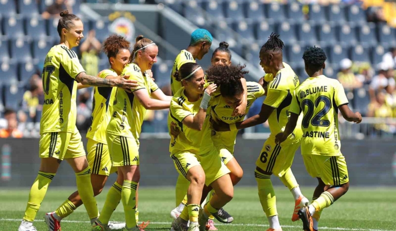 kadin-futbol-super-liginde-sampiyon-olan-fenerbahce-unyeyi-8-0-yendi-4wLkgRw1.jpg
